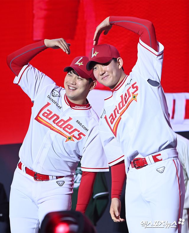 21일 오후 인천 송도컨벤시아에서 2024 SSG랜더스 팬 페스티벌이 열렸다. SSG 서진용, 송영진이 런웨이에서 못다한 포즈를 취하고 있다. 인천, 고아라 기자