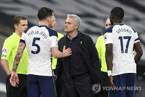 11월 21일 토트넘 홋스퍼에서 열린 토트넘과 맨체스터 시티의 프리미어리그 경기. 피에르-에밀 호이비에르가 조세 무리뉴 감독의 말의 반응하고 있다. 연합뉴스