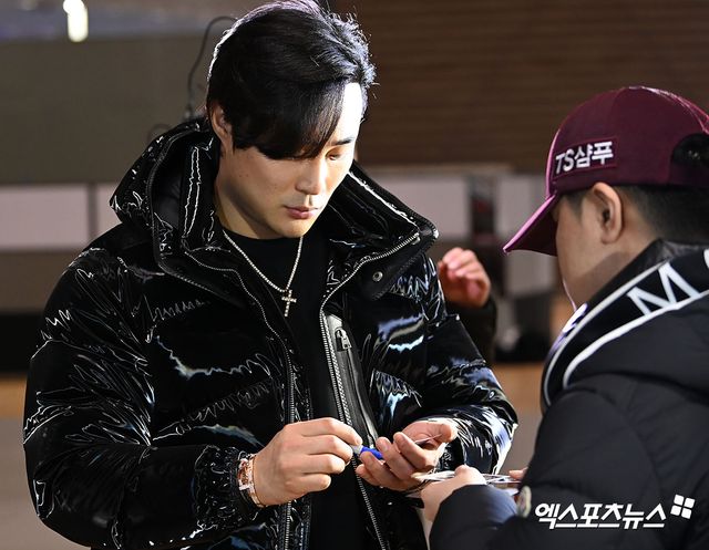 샌디에이고 김하성이 새 시즌 준비를 위해 20일 오후 인천국제공항을 통해 미국 로스앤젤레스로 출국했다. 출국 전 김하성이 사인을 해주고 있다. 엑스포츠뉴스 DB.