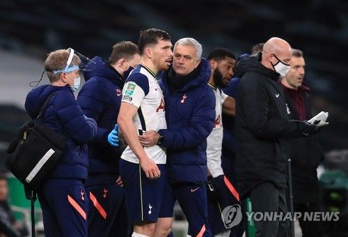 조세 무리뉴 감독이 토트넘 홋스퍼 스타디움에서 열린 카라바오컵 준결승에서 피에르-에밀 호이비에르를 교체 투입할 준비를 하고 있다. 연합뉴스