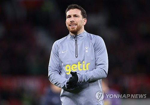 1월 14일 올드 트래퍼드에서 열린 토트넘과 맨체스터 유나이티드의 프리미어리그 경기. 경기에 앞서 피에르-에밀 호이비에르가 몸을 풀고 있다. 연합뉴스