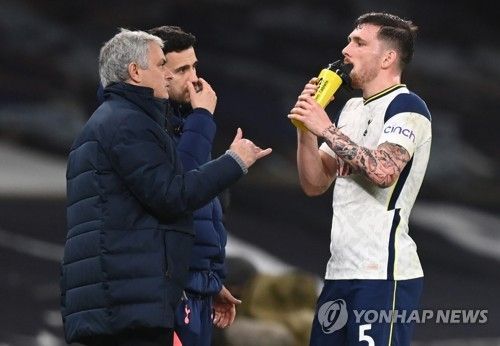 1월 28일 토트넘 홋스퍼에서 열린 토트넘과 리버풀의 프리미어리그 경기. 조세 무리뉴 감독이 피에르-에밀 호이비에르한테 지시를 내리고 있다. 연합뉴스