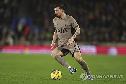 12월 28일 아메리칸 익스프레스 스타디움에서 열린 토트넘과 브라이턴 앤드 호브 앨비언과의 프리미어리그 경기. 피에르-에밀 호이비에르가 드리블을 시도하고 있다. 연합뉴스