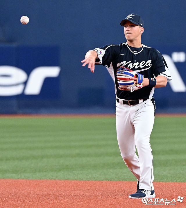 7일 오후 일본 오사카 교세라돔에서 열린 2023 월드베이스볼클래식 대한민국과 한신 타이거즈의 평가전 경기, 1회말 1사 대한민국 에드먼이 내야땅볼을 잡아 1루로 송구하고 있다. 엑스포츠뉴스 DB.