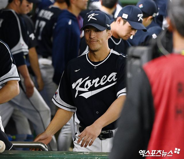 13일 오후 일본 도쿄돔에서 열린 2023 월드베이스볼클래식 B조 중국과 대한민국의 경기, 대한민국이 박건우와 김하성의 그랜드슬램에 힘입어 중국에 22-2 콜드게임을 거두며 대회를 마무리 지었다. 경기종료 후 대한민국 토미 에드먼이 더그아웃을 빠져나가고 있다. 엑스포츠뉴스 DB.