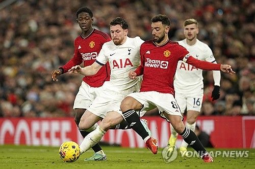 1월 14일 올드 트래퍼드에서 열린 토트넘과 맨체스터 유나이티드의 프리미어리그 경기. 피에르-에밀 호이비에르가 코비 마이누와 브루노 페르난데스와 경합하고 있다. 연합뉴스