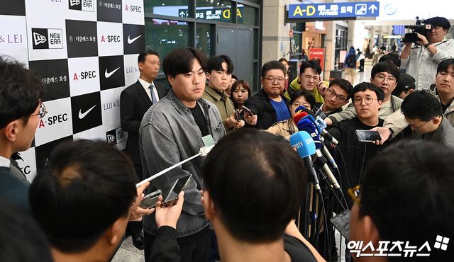 미국프로야구 메이저리그 시즌을 마친 토론토 블루제이스 류현진이 18일 오후 인천국제공항을 통해 귀국했다. 류현진이 입국장에서 취재진과 인터뷰를 하고 있다. 엑스포츠뉴스 DB.