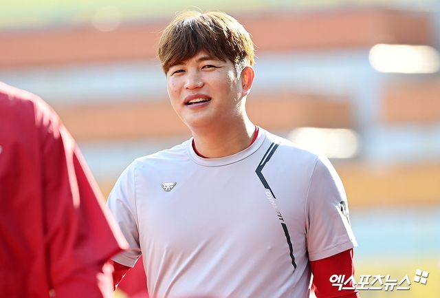 인천SSG랜더스필드에서 열리는 2023 신한은행 SOL KBO 포스트시즌 NC 다이노스와 SSG 랜더스의 준플레이오프 2차전 경기, SSG 김민식이 훈련을 마친 후 더그아웃으로 향하고 있다. 엑스포츠뉴스DB.