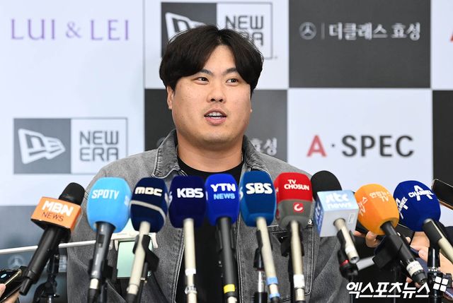 미국프로야구 메이저리그 시즌을 마친 토론토 블루제이스 류현진이 18일 오후 인천국제공항을 통해 귀국했다. 류현진이 입국장에서 취재진과 인터뷰를 하고 있다. 엑스포츠뉴스 DB.