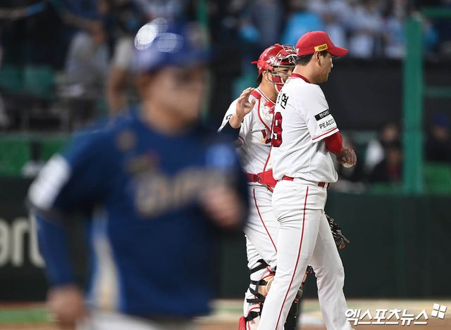 인천SSG랜더스필드에서 열린 2023 신한은행 SOL KBO 포스트시즌 NC 다이노스와 SSG 랜더스의 준플레이오프 2차전 경기, 3회초 무사 SSG 선발투수 김광현이 NC 선두타자 권희동을 볼넷으로 출루시키자 포수 김민식이 마운드를 방문해 이야기를 나누고 있다. 엑스포츠뉴스DB.