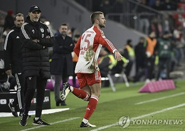 독일 바이에른 뮌헨 신입 수비수 에릭 다이어가 25일 독일 뮌헨 알리안츠 아레나에서 열린 분데스리가 뮌헨-우니온 베를린전에서 선수들과 커뮤니케이션하고 있다. 다이어는 이날 후반 교체로 들어가 45분을 뛰었다. 뮌헨 연합뉴스