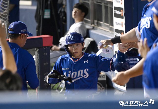 삼성 라이온즈 내야수 김지찬이 2023 KBO리그 정규시즌 경기 중 득점 후 더그아웃으로 들어와 축하를 받고 있다. 김지찬은 팀 동료 이재현, 김현준과 함께 '굴비즈'로 불린다. 엑스포츠뉴스 DB
