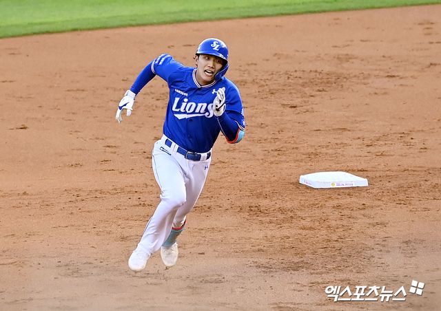 삼성 라이온즈 내야수 이재현이 2023 KBO리그 정규시즌 경기 중 주루 플레이를 펼치고 있다. 이재현은 팀 동료 김현준, 김지찬과 함께 '굴비즈'로 불린다. 엑스포츠뉴스 DB