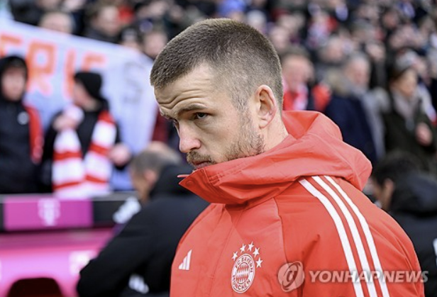 독일 바이에른 뮌헨 신입 수비수 에릭 다이어가 25일 독일 뮌헨 알리안츠 아레나에서 열린 분데스리가 뮌헨-우니온 베를린전 앞두고 몸을 풀고 있다. 다이어는 이날 후반 교체로 들어가 45분을 뛰었다. 뮌헨 연합뉴스