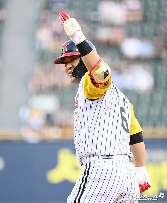 LG 트윈스에서 사인 앤드 트레이드를 통해 롯데 자이언츠로 이적한 FA 내야수 김민성이 2023 신한은행 SOL KBO리그 정규시즌 경기 중 적시타를 친 뒤 세리머니하고 있다. 김민성은 최대 3년 총액 9억원에 계약했다. 엑스포츠뉴스 DB