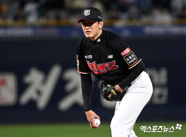 지난해 11월7일 서울 송파구 잠실야구장에서 열린 2023 신한은행 SOL KBO 포스트시즌 KT 위즈와 LG 트윈스의 한국시리즈 1차전 경기, 6회말 KT 선발투수 고영표가 삼자범퇴로 이닝을 마친 뒤 기뻐하고 있다. KT는 25일 투수 고영표와 5년 총액 107억원에 비FA 다년 계약을 체결했다고 밝혔다. 세부 계약 조건은 보장액 95억원, 옵션 12억원이다. KBO리그 역대 12번째 비FA 다년 계약자이자 투수만 놓고 보면 문승원, 박종훈, 김광현(이상 SSG 랜더스), 박세웅(롯데 자이언츠), 구창모(NC 다이노스)에 이어 이번이 6번째다. 엑스포츠뉴스DB.