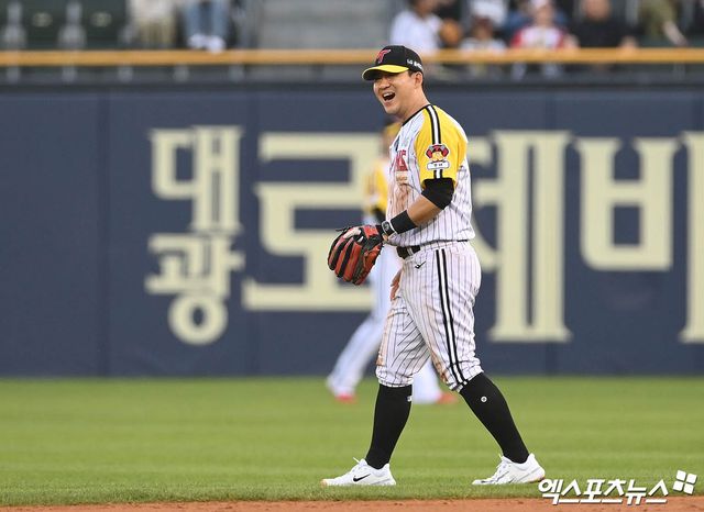 LG 트윈스에서 사인 앤드 트레이드를 통해 롯데 자이언츠로 이적한 FA 내야수 김민성이 2023 신한은행 SOL KBO리그 정규시즌 경기 중 호수비를 펼친 뒤 미소 짓고 있다. 김민성은 최대 3년 총액 9억원에 계약했다. 엑스포츠뉴스 DB
