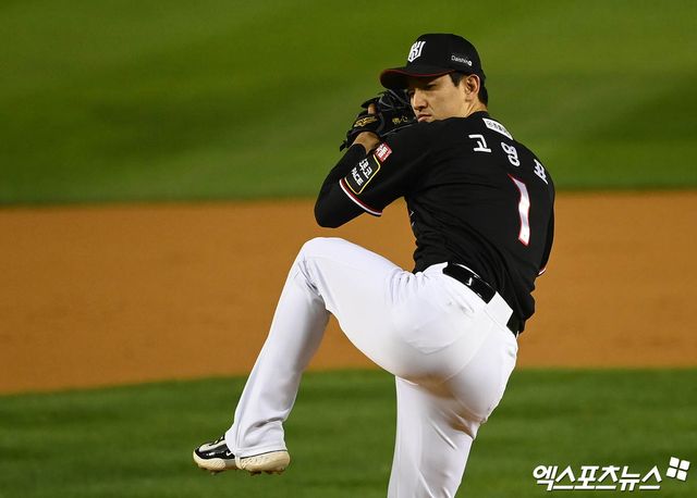 KT 위즈 투수 고영표가 2023 신한은행 SOL KBO 포스트시즌 한국시리즈 LG 트윈스와의 경기에 선발 등판해 역투하고 있다. 고영표는 25일 KT 위즈와 구단 최초 비FA(자유계약) 다년계약을 체결했다. 5년 총액 107억원(보장액 95억원·옵션 12억원)에 사인했다. 2024시즌 종료 후 FA 자격을 얻을 예정이었지만, 미리 '종신 KT'를 확정했다. 창단 멤버를 넘어 원클럽맨 프랜차이즈 스타로 남게 됐다. 엑스포츠뉴스 DB