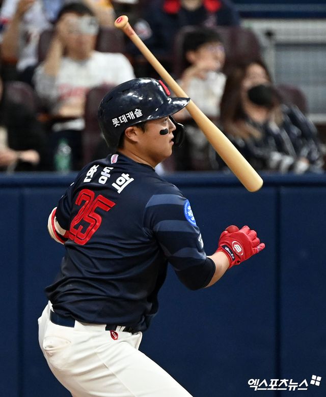 서울 구로구 고척스카이돔에서 열린 2023 신한은행 SOL KBO리그 롯데 자이언츠와 키움 히어로즈의 경기, 7회초 1사 1루 롯데 한동희가 좌전안타를 날리고 있다. 엑스포츠뉴스DB.