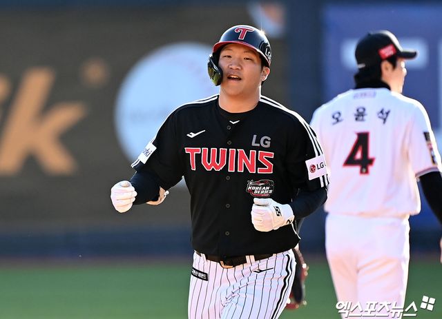 LG 트윈스 주전 3루수 문보경이 2023 신한은행 SOL KBO 포스트시즌 한국시리즈 KT 위즈와의 경기에서 적시타를 친 뒤 기뻐하고 있다. 엑스포츠뉴스 DB