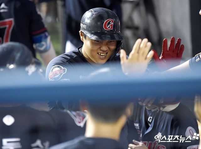 서울 송파구 잠실야구장에서 열린 2022 신한은행 SOL KBO리그 롯데 자이언츠와 LG 트윈스의 경기, 7회초 1사 2루 롯데 한동희가 1타점 적시타를 날리고 대주자로 교체된 후 더그아웃에서 하이파이브를 하고 있다. 엑스포츠뉴스DB.