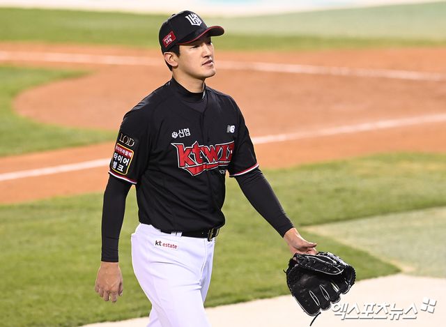 지난해 11월7일 서울 송파구 잠실야구장에서 열린 2023 신한은행 SOL KBO 포스트시즌 KT 위즈와 LG 트윈스의 한국시리즈 1차전 경기, 6회말 KT 선발투수 고영표가 삼자범퇴로 이닝을 마친 뒤 기뻐하고 있다. KT는 25일 투수 고영표와 5년 총액 107억원에 비FA 다년 계약을 체결했다고 밝혔다. 세부 계약 조건은 보장액 95억원, 옵션 12억원이다. KBO리그 역대 12번째 비FA 다년 계약자이자 투수만 놓고 보면 문승원, 박종훈, 김광현(이상 SSG 랜더스), 박세웅(롯데 자이언츠), 구창모(NC 다이노스)에 이어 이번이 6번째다. 엑스포츠뉴스DB.