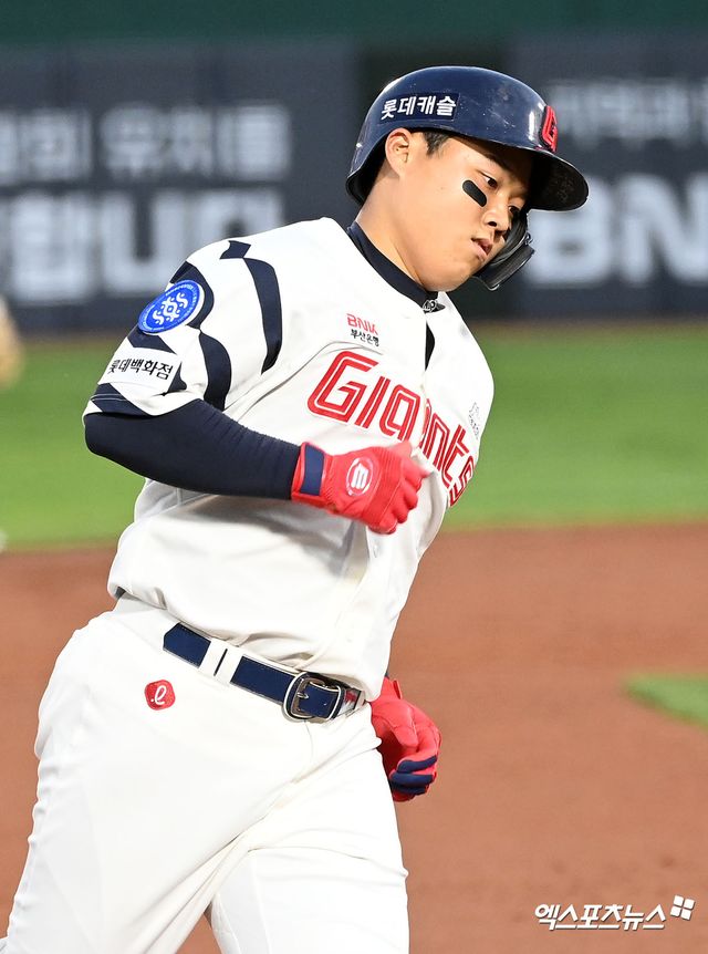 부산 동래구 사직야구장에서 열린 2023 신한은행 SOL KBO리그 KIA 타이거즈와 롯데 자이언츠의 경기, 2회말 1사 롯데 한동희가 솔로 홈런을 날린 후 그라운드를 돌고 있다. 엑스포츠뉴스DB.