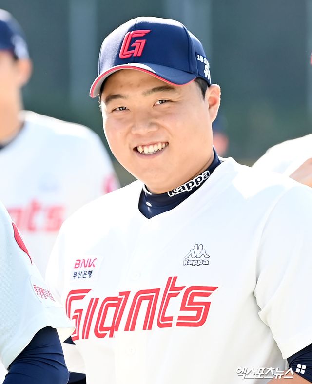 롯데 자이언츠 3루수 한동희가 지난해 마무리 훈련 중 김태형 롯데 신임 감독과의 상견례를 앞두고 환한 미소를 보이고 있다. 엑스포츠뉴스 DB