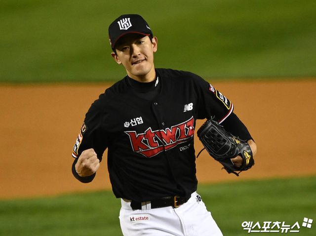 지난해 11월7일 서울 송파구 잠실야구장에서 열린 2023 신한은행 SOL KBO 포스트시즌 KT 위즈와 LG 트윈스의 한국시리즈 1차전 경기, 6회말 KT 선발투수 고영표가 삼자범퇴로 이닝을 마친 뒤 기뻐하고 있다. KT는 25일 투수 고영표와 5년 총액 107억원에 비FA 다년 계약을 체결했다고 밝혔다. 세부 계약 조건은 보장액 95억원, 옵션 12억원이다. KBO리그 역대 12번째 비FA 다년 계약자이자 투수만 놓고 보면 문승원, 박종훈, 김광현(이상 SSG 랜더스), 박세웅(롯데 자이언츠), 구창모(NC 다이노스)에 이어 이번이 6번째다. 엑스포츠뉴스DB.