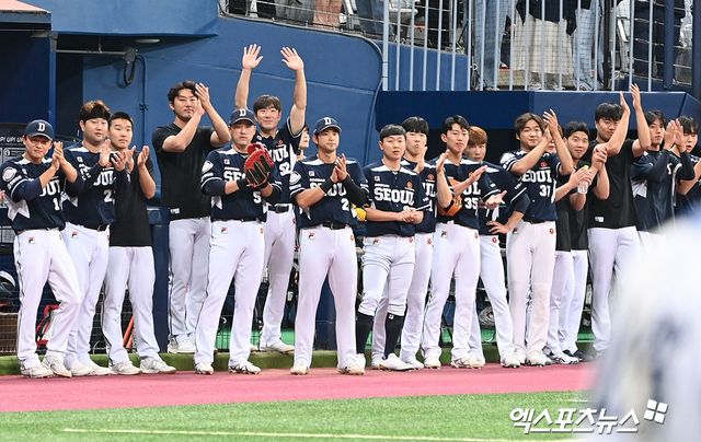 두산 베어스 선수단이 2023 신한은행 SOL KBO리그 정규시즌 경기를 앞두고 더그아웃 앞에 도열해 있다. 엑스포츠뉴스 DB.