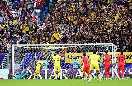 25일(현지시간) 카타르 알와크라 알자누브 스타디움 열린 2023 아시아축구연맹(AFC) 아시안컵 조별리그 E조 최종전 한국과 말레이시아의 경기. 말레이시아 아이만이 페널티킥을 성공시키자 관중들이 환호하고 있다. 연합뉴스