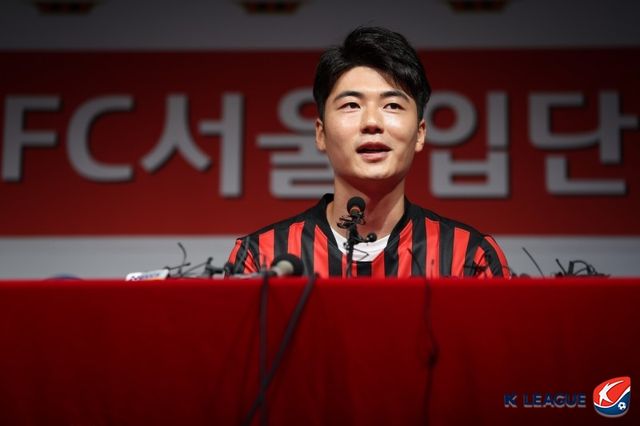 K리그 FC서울은 27일 간판 미드필더 기성용과 재계약했다고 밝혔다. 지난 2006년 K리그에 뛰어든 기성용은 2010년 스코틀랜드 셀틱으로 이적한 뒤 스완지 시티, 선덜랜드, 뉴캐슬 등 잉글랜드 구단과 스페인 마요르카를 거쳐 지난 2020년 여름 서울에 재입단했다. 기성용은 올겨울 거취를 놓고 고민했으나 김기동 신임 감독이 기성용의 필요성을 적극 알리는 등 잔류를 부탁하면서 재계약에 사인했다. 지난 2020년 7월 기성용이 서울 복귀 기자회견을 갖는 장면이다. 한국프로축구연맹