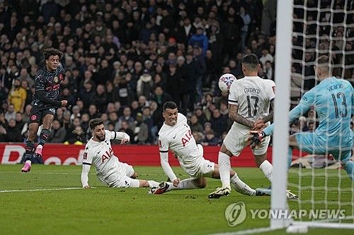 맨체스터 시티가 27일 영국 런던 토트넘 홋스퍼 스타디움에서 열린 토트넘 홋스퍼와의 2023-24시즌 FA컵 32강 맞대결서 네이선 아케의 결승골로 1-0 승리했다. 2018년 10월 이후 약 6년 동안 토트넘 원정서 무득점, 무승을 기록했던 맨시티는 이 경기로 징크스를 깨뜨리고 대회 16강에 진출했다. 런던 연합뉴스