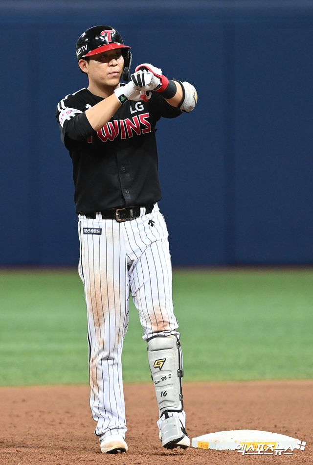 LG는 지난 26일 "사인 앤드 트레이드로 롯데 자이언츠 김민수 선수를 영입했다. FA 김민성과 계약기간 최대 3년(2+1년), 총액 9억원(계약금 2억원, 연봉 5억원, 옵션 2억원)의 계약을 체결하였으며, 롯데 자이언츠로부터 내야수 김민수를 영입하고, 김민성을 보내는 1대1 트레이드를 실시했다"고 발표했다. 김민성은 LG의 배려 속에 14년 만에 '친정팀' 롯데로 돌아왔다. 커리어 두 번째 FA 계약이 성사된 것은 물론 올해 최대한 많은 경기 출전을 노려볼 수 있는 이적까지 성사되면서 기분 좋게 2024 시즌을 준비할 수 있게 됐다. 엑스포츠뉴스 DB