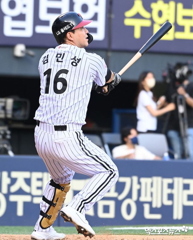 LG는 지난 26일 "사인 앤드 트레이드로 롯데 자이언츠 김민수 선수를 영입했다. FA 김민성과 계약기간 최대 3년(2+1년), 총액 9억원(계약금 2억원, 연봉 5억원, 옵션 2억원)의 계약을 체결하였으며, 롯데 자이언츠로부터 내야수 김민수를 영입하고, 김민성을 보내는 1대1 트레이드를 실시했다"고 발표했다. 김민성은 LG의 배려 속에 14년 만에 '친정팀' 롯데로 돌아왔다. 커리어 두 번째 FA 계약이 성사된 것은 물론 올해 최대한 많은 경기 출전을 노려볼 수 있는 이적까지 성사되면서 기분 좋게 2024 시즌을 준비할 수 있게 됐다. 엑스포츠뉴스 DB