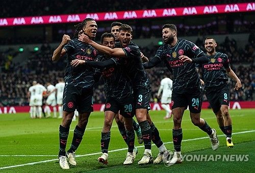 맨체스터 시티가 27일 영국 런던 토트넘 홋스퍼 스타디움에서 열린 토트넘 홋스퍼와의 2023-24시즌 FA컵 32강 맞대결서 네이선 아케의 결승골로 1-0 승리했다. 2018년 10월 이후 약 6년 동안 토트넘 원정서 무득점, 무승을 기록했던 맨시티는 이 경기로 징크스를 깨뜨리고 대회 16강에 진출했다. 득점 후 동료들과 환호하는 맨시티 아케. 런던 연합뉴스
