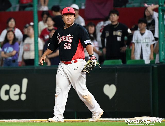 6일 오후 인천SSG랜더스필드에서 열린 2023 신한은행 SOL KBO리그 KIA 타이거즈와 SSG 랜더스의 경기, KIA가 선발 양현종의 호투와 최형우의 멀티포에 힘입어 SSG에 7:6 승리를 거뒀다. 9회말 2사 1루 KIA 황대인이 SSG 김민식의 타구를 처리하고 있다. 엑스포츠뉴스 DB.