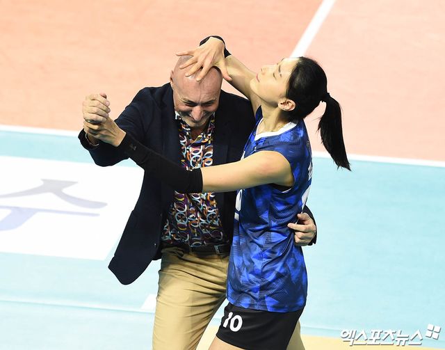 여자 프로배구 흥국생명의 김연경이 27일 인천 삼산월드체육관에서 열린 도드람 2023-2024 V리그 올스타전에서 세리머니상을 수상했다. 박지영 기자