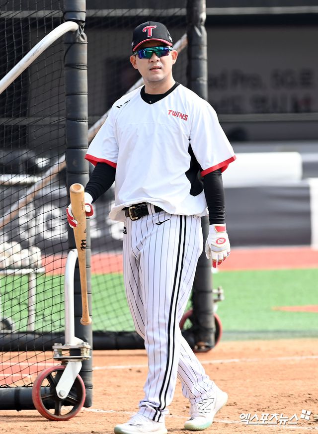 LG는 지난 26일 "사인 앤드 트레이드로 롯데 자이언츠 김민수 선수를 영입했다. FA 김민성과 계약기간 최대 3년(2+1년), 총액 9억원(계약금 2억원, 연봉 5억원, 옵션 2억원)의 계약을 체결하였으며, 롯데 자이언츠로부터 내야수 김민수를 영입하고, 김민성을 보내는 1대1 트레이드를 실시했다"고 발표했다. 김민성은 LG의 배려 속에 14년 만에 '친정팀' 롯데로 돌아왔다. 커리어 두 번째 FA 계약이 성사된 것은 물론 올해 최대한 많은 경기 출전을 노려볼 수 있는 이적까지 성사되면서 기분 좋게 2024 시즌을 준비할 수 있게 됐다. 엑스포츠뉴스DB