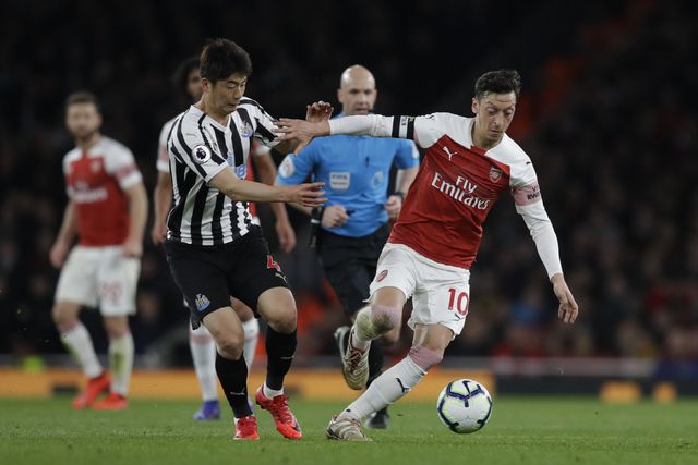 K리그 FC서울은 27일 간판 미드필더 기성용과 재계약했다고 밝혔다. 지난 2006년 K리그에 뛰어든 기성용은 2010년 스코틀랜드 셀틱으로 이적한 뒤 스완지 시티, 선덜랜드, 뉴캐슬 등 잉글랜드 구단과 스페인 마요르카를 거쳐 지난 2020년 여름 서울에 재입단했다. 기성용은 올겨울 거취를 놓고 고민했으나 김기동 신임 감독이 기성용의 필요성을 적극 알리는 등 잔류를 부탁하면서 재계약에 사인했다. 사진은 기성용이 뉴캐슬 시절 아스널 월드클래스 미드필더 메수트 외질과 볼을 다투는 장면이다. 연합뉴스