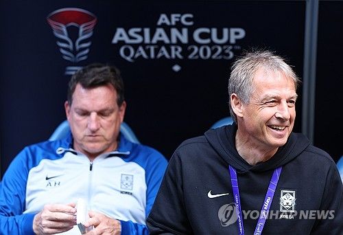 25일(현지시간) 카타르 알와크라 알자누브 스타디움 열린 2023 아시아축구연맹(AFC) 아시안컵 조별리그 E조 최종전 한국과 말레이시아의 경기. 위르겐 클린스만 감독이 경기 시작을 기다리고 있다. 왼쪽은 헤어초크 수석코치. 연합뉴스