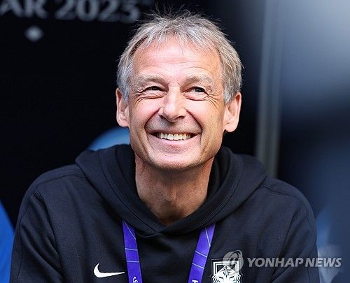 25일(현지시간) 카타르 알와크라 알자누브 스타디움 열린 2023 아시아축구연맹(AFC) 아시안컵 조별리그 E조 최종전 한국과 말레이시아의 경기. 위르겐 클린스만 감독이 경기 시작을 기다리고 있다. 연합뉴스