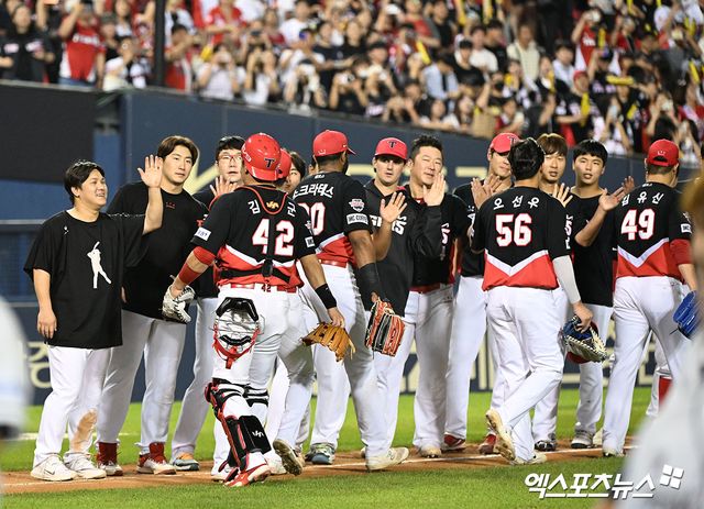6일 오후 서울 송파구 잠실야구장에서 열린 2023 신한은행 SOL KBO리그 KIA 타이거즈와 두산 베어스의 경기, KIA가 선발 파노니의 6이닝 무실점 호투와 나성범 김도영의 투런 홈런에 힘입어 두산에 7-1로 승리하며 9연승을 기록했다. 이날 경기에서 승리한 KIA 선수들이 기쁨을 나누고 있다. 엑스포츠뉴스 DB.