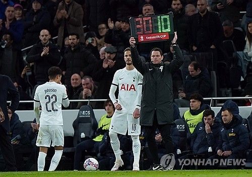 맨체스터 시티가 27일 영국 런던 토트넘 홋스퍼 스타디움에서 열린 토트넘 홋스퍼와의 2023-24시즌 FA컵 32강 맞대결서 네이선 아케의 결승골로 1-0 승리했다. 2018년 10월 이후 약 6년 동안 토트넘 원정서 무득점, 무승을 기록했던 맨시티는 이 경기로 징크스를 깨뜨리고 대회 16강에 진출했다. 런던 연합뉴스