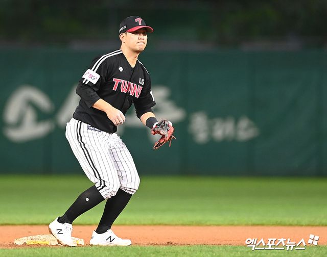 LG는 지난 26일 "사인 앤드 트레이드로 롯데 자이언츠 김민수 선수를 영입했다. FA 김민성과 계약기간 최대 3년(2+1년), 총액 9억원(계약금 2억원, 연봉 5억원, 옵션 2억원)의 계약을 체결하였으며, 롯데 자이언츠로부터 내야수 김민수를 영입하고, 김민성을 보내는 1대1 트레이드를 실시했다"고 발표했다. 김민성은 LG의 배려 속에 14년 만에 '친정팀' 롯데로 돌아왔다. 커리어 두 번째 FA 계약이 성사된 것은 물론 올해 최대한 많은 경기 출전을 노려볼 수 있는 이적까지 성사되면서 기분 좋게 2024 시즌을 준비할 수 있게 됐다. 엑스포츠뉴스 DB