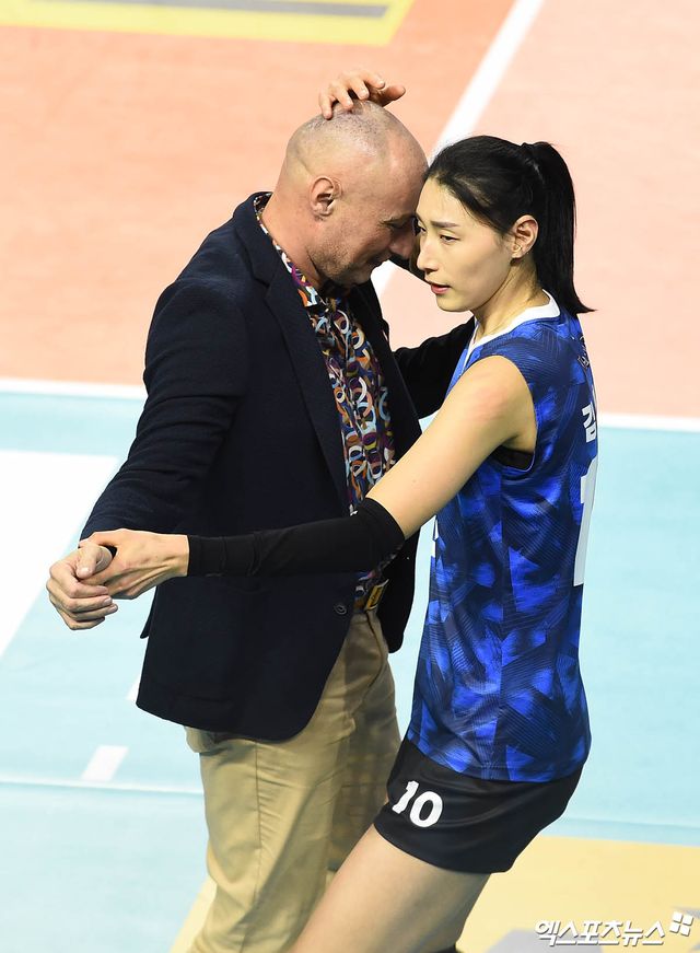 여자 프로배구 흥국생명의 김연경이 27일 인천 삼산월드체육관에서 열린 도드람 2023-2024 V리그 올스타전에서 세리머니상을 수상했다. 박지영 기자