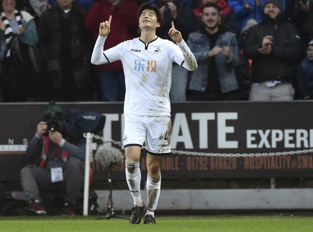 K리그 FC서울은 27일 간판 미드필더 기성용과 재계약했다고 밝혔다. 지난 2006년 K리그에 뛰어든 기성용은 2010년 스코틀랜드 셀틱으로 이적한 뒤 스완지 시티, 선덜랜드, 뉴캐슬 등 잉글랜드 구단과 스페인 마요르카를 거쳐 지난 2020년 여름 서울에 재입단했다. 기성용은 올겨울 거취를 놓고 고민했으나 김기동 신임 감독이 기성용의 필요성을 적극 알리는 등 잔류를 부탁하면서 재계약에 사인했다. 사진은 기성용이 스완지시티 시절 골 넣고 세리머니하는 장면이다. 연합뉴스