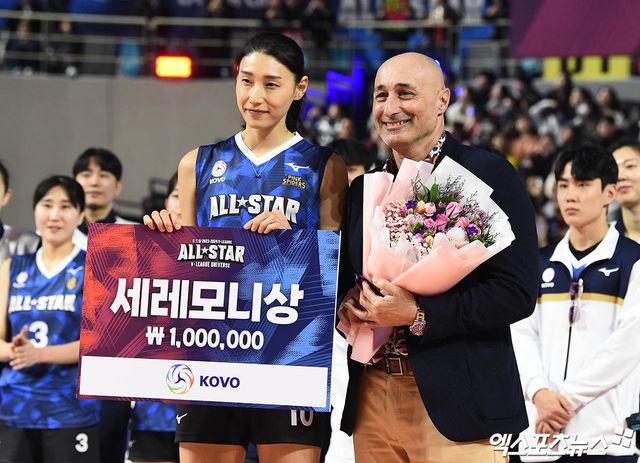 여자 프로배구 흥국생명의 김연경이 27일 인천 삼산월드체육관에서 열린 도드람 2023-2024 V리그 올스타전에서 세리머니상을 수상했다. 박지영 기자