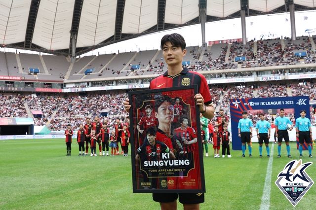 K리그 FC서울은 27일 간판 미드필더 기성용과 재계약했다고 밝혔다. 지난 2006년 K리그에 뛰어든 기성용은 2010년 스코틀랜드 셀틱으로 이적한 뒤 스완지 시티, 선덜랜드, 뉴캐슬 등 잉글랜드 구단과 스페인 마요르카를 거쳐 지난 2020년 여름 서울에 재입단했다. 기성용은 올겨울 거취를 놓고 고민했으나 김기동 신임 감독이 기성용의 필요성을 적극 알리는 등 잔류를 부탁하면서 재계약에 사인했다. 한국프로축구연맹