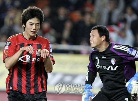 K리그 FC서울은 27일 간판 미드필더 기성용과 재계약했다고 밝혔다. 지난 2006년 K리그에 뛰어든 기성용은 2010년 스코틀랜드 셀틱으로 이적한 뒤 스완지 시티, 선덜랜드, 뉴캐슬 등 잉글랜드 구단과 스페인 마요르카를 거쳐 지난 2020년 여름 서울에 재입단했다. 기성용은 올겨울 거취를 놓고 고민했으나 김기동 신임 감독이 기성용의 필요성을 적극 알리는 등 잔류를 부탁하면서 재계약에 사인했다. 사진은 기성용이 2008년 10월28일 수원 삼성과의 원정 경기에서 득점한 뒤 상대 골키퍼 이운재를 앞에 두고 이색 세리머니를 펼치는 장면이다. 연합뉴스